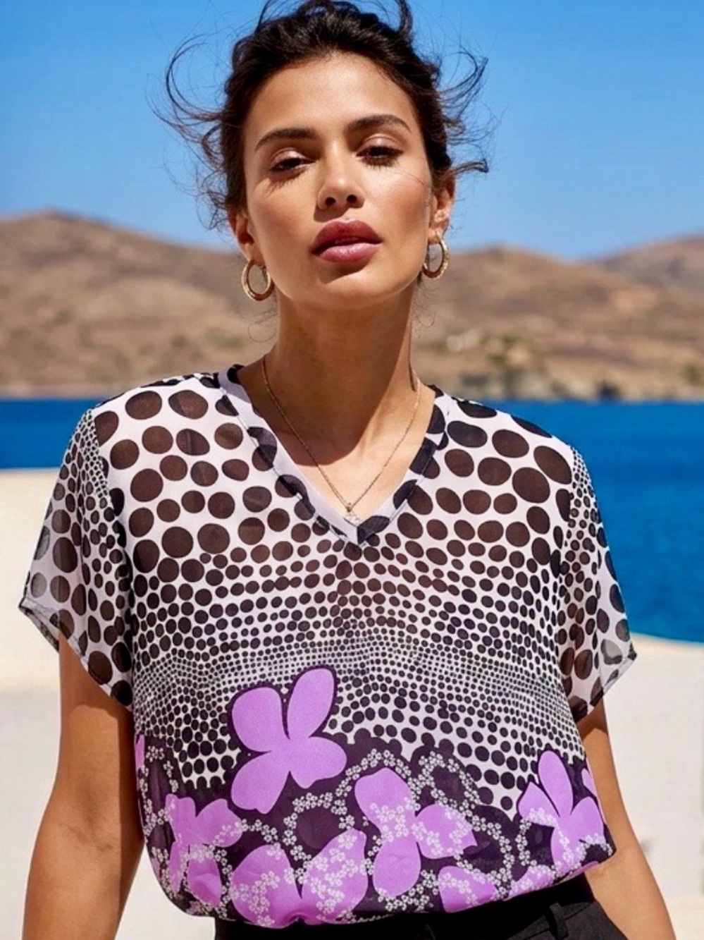 Woman’s V-Neck Short Sheer Sleeve Floral Dot Blouse in Purple & Black M